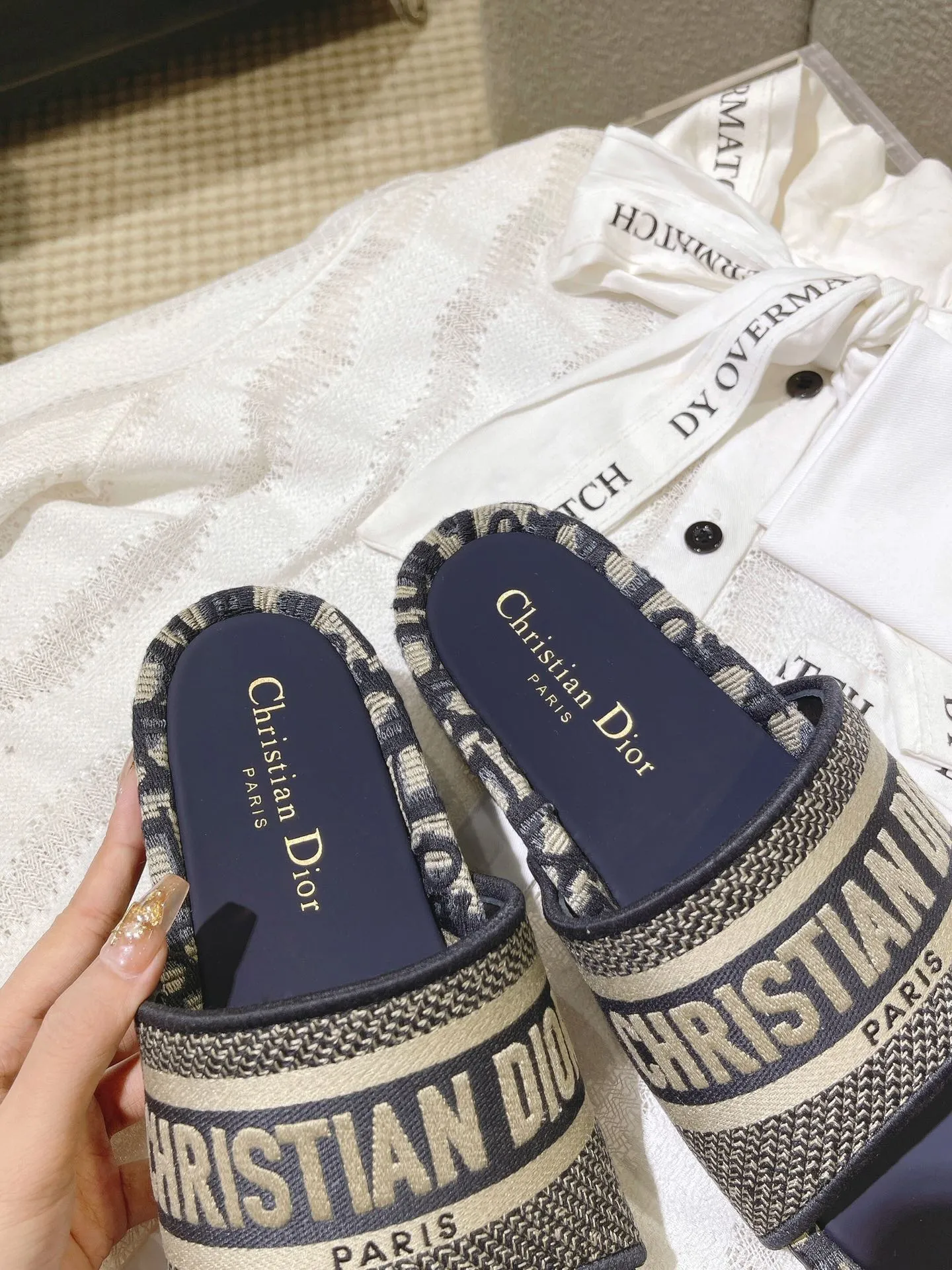👟👟Ex-factory price 480👟👟 DIOR Dior's new spring and summer letter-printed thick-soled slippers▪️ High-end quality, welcome to inspect and compare three brands👏 Beautiful wedge-heeled thick-soled slippers, which make the feet slimmer and longer than the flat ones. Here are the benefits for small girls❤️ They are also a must-have slipper for daily travel and home. You can wear it however you like regardless of the occasion. The color is super beautiful! No need to worry about any dress code, the outsole is designed with a non-slip and wear-resistant backing, so you don’t have to worry about rain on rainy days. Size: 34-40 yards (custom-made sizes 34.40 are non-refundable)